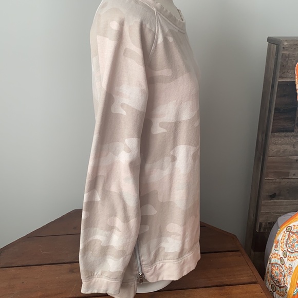 Stella and Dot medium animal print sweatshirt - Picture 4 of 6